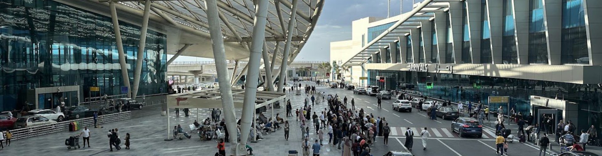 Crowded lounge at peak time versus quiet lounge at Cairo Airport